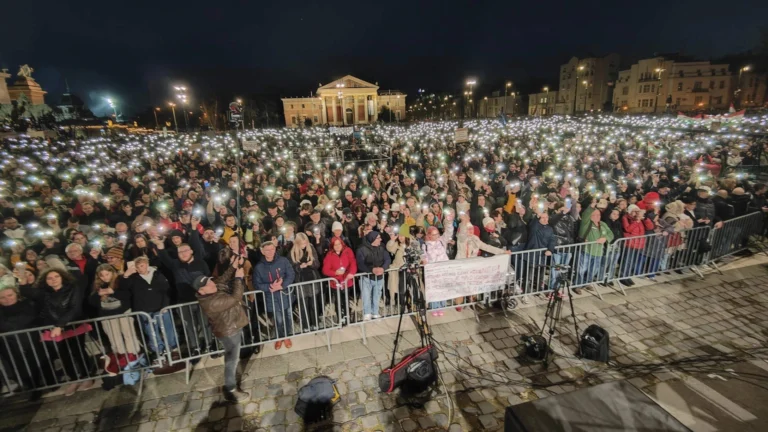 Népszava: Az egyházaknak adhatja át a kormány a gyermekvédelmi intézményeket