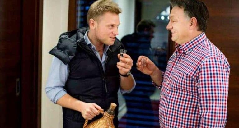 Az osztrák Standard szerint Tiborcz továbbra is megvenné a Raiffeisen orosz cégét, erről Orbán már Trumppal is tárgyalt