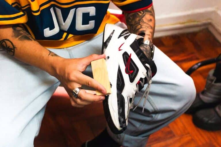 Lábbeliket lopott a páros a hatvani boltból – Videóval!