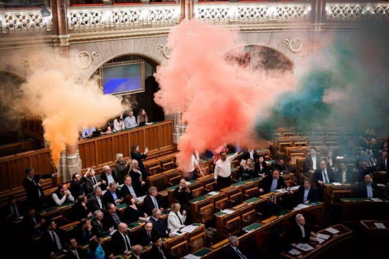Füstgyertyás akció után brutális szankció, hatalmas bírságot kaptak a Parlamentből is kitiltott momentumosok