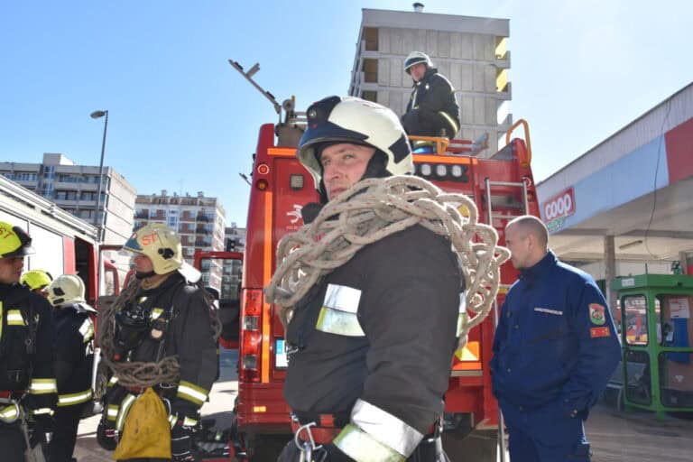 Tűzoltók vonultak a salgótarjáni toronyházhoz – Mutatjuk, mi történt!