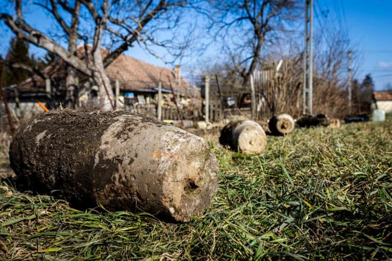 Második világháborús bombákból tákoltak kerítést Hevesben