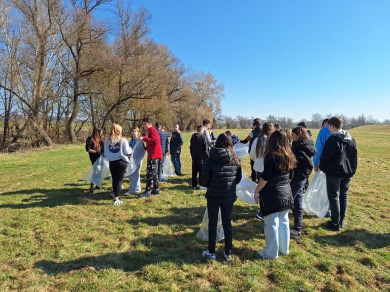 Mások szemetéért hajoltak le iskolások és politikusok az Ipoly partján