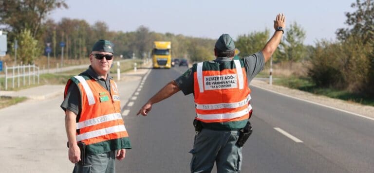 Bedrogozva száguldozott az autóval az M3-ason, mentőt kellett hívni hozzá a pénzügyőröknek