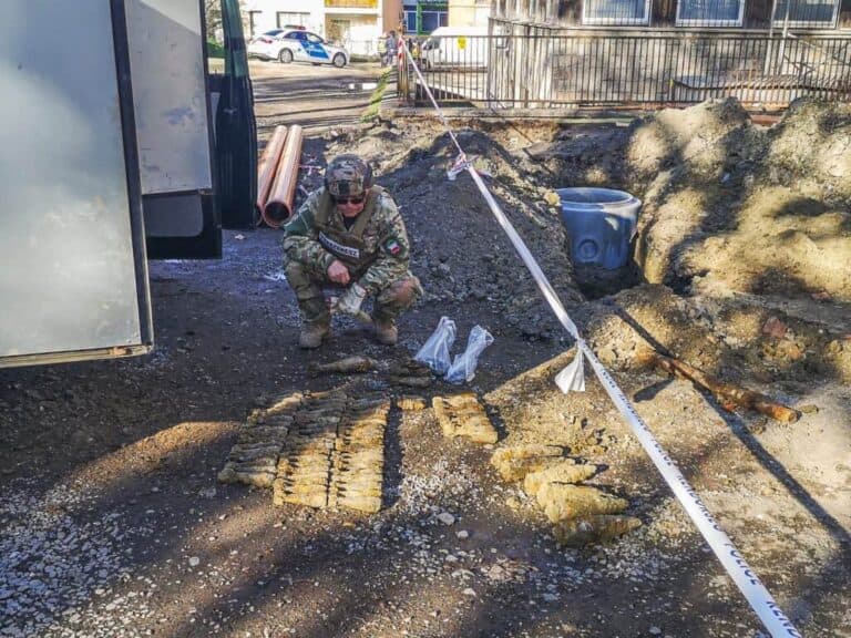 Mázsányi veszélyes robbanótest szunnyadt a föld alatt a rétsági polgármesteri hivatalnál