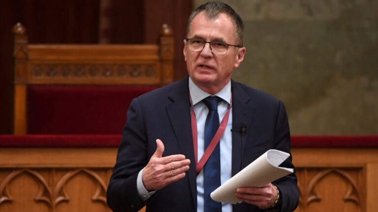 Nem vicces, hogy a Kutyapárt politikusa a marihuána fogyasztására buzdított