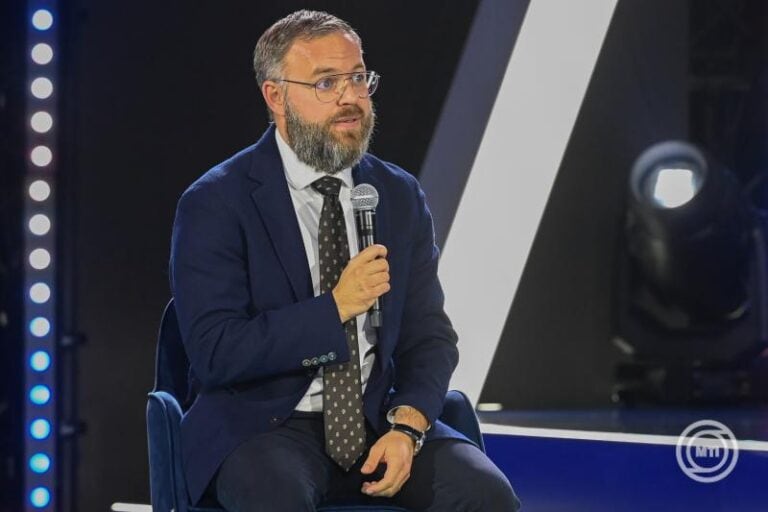 ez a kormány meg akarja védeni a magyarok jogát arra, hogy a saját jövőjükről döntsenek