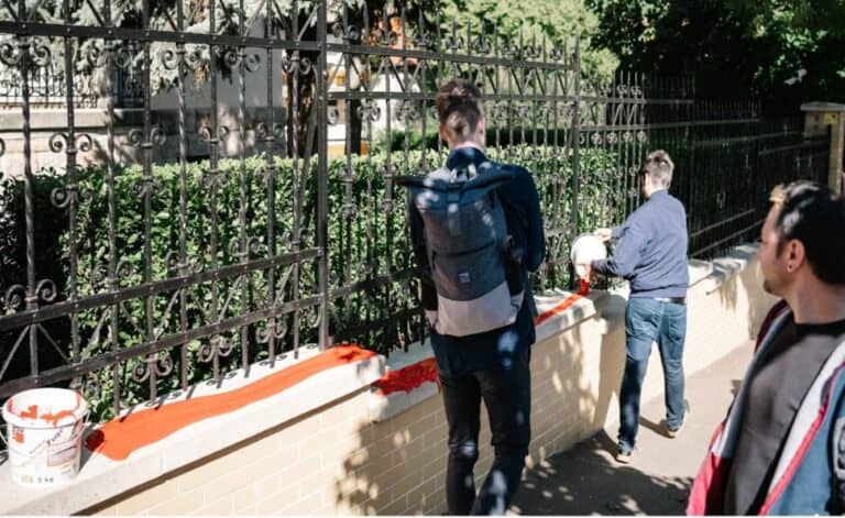 Vörös festékkel és blokáddal tiltakozott a Momentum a Szuverenitásvédelmi Hivatal épülete előtt