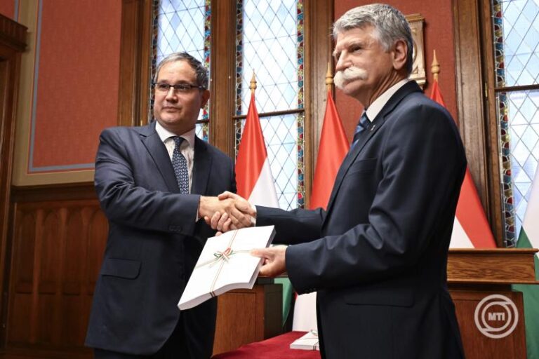 Benyújtotta a 2026. évi költségvetési törvényjavaslatot a nemzetgazdasági miniszter