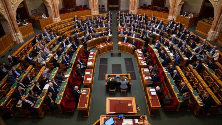 Megszavazták az ellehetetlenítési törvényt a bizottságban – a parlamenté a végső szó