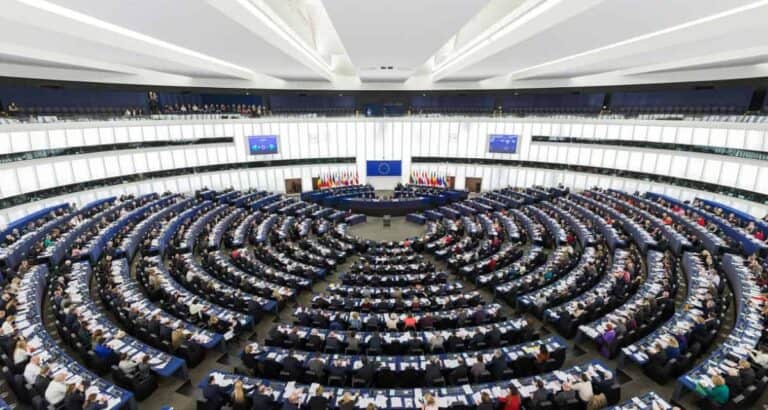 „Egy politikai maffia degeszre keresi magát”- A magyar kormány volt porondon az Európai Parlamentben; újabb kemény vita Brüsszelben