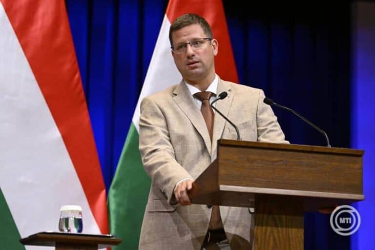 „Kitől félsz, Gulyás Gergő?” – megszólalt Magyar Péter, miután a miniszter lehülyézte a tiszás jelölteket a kormányinfón