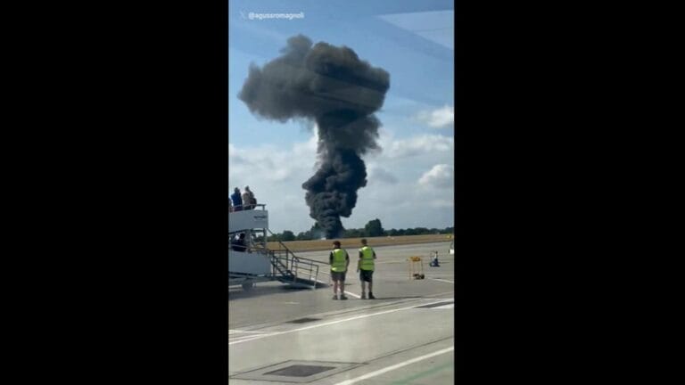 VIDEÓ Tűzgolyó csapódott az égből – lezuhant egy repülő Angliában, sokkoló jelenetek a helyszínen