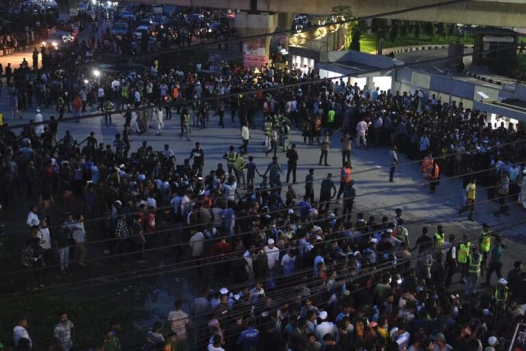 Tragédia: 25 gyerek halt meg, miután katonai gép zuhant iskolára