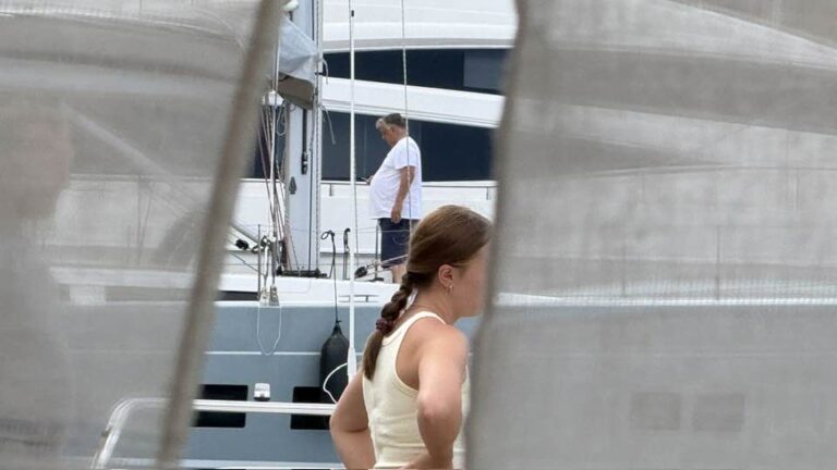 Orbán Viktor, Lady MRD és egy tökéletes búvóhely az Adrián – nyári út, jachtok, kérdések a nyilvánosságban