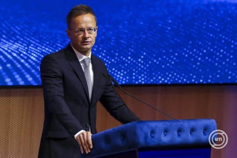 Szijjártó Péter: a kormány megóvja a magyar gazdaságot az európai vesszőfutás következményeitől