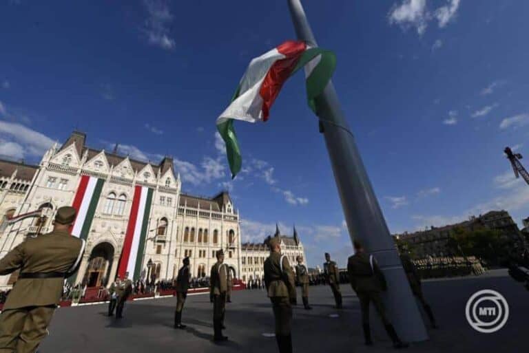 Augusztus 20. – Felvonták a nemzeti lobogót az Országház előtt