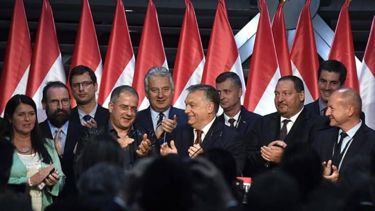 Annyira kapaszkodik a hatalomba a kormány, hogy mind belerokkanunk