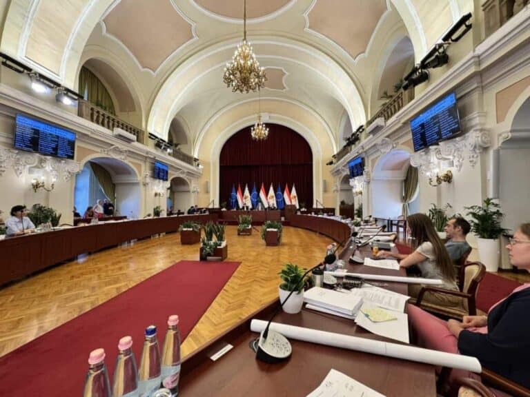 „Hogy mernek maguk gyermekvédelemről beszélni?” – visszatért a nyári szünetről a Fővárosi Közgyűlés