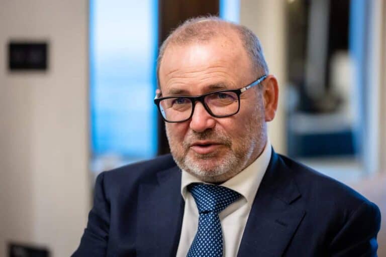 Orbán minisztere beismerte: közpénzből fizették a Tiszát lejárató hirdetést – Lantos Csaba szerint ez „természetes”