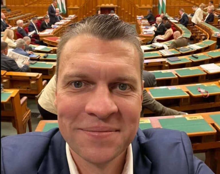 A magyar közélet új kabaréja: a Menczer-show