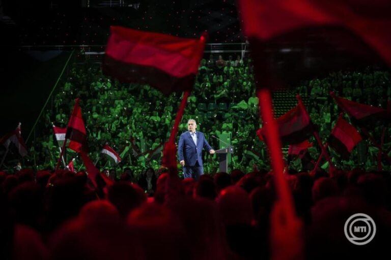 Orbán és Lázár is naggyá ígérte tenni Magyarországot a DPK-gyűlésen