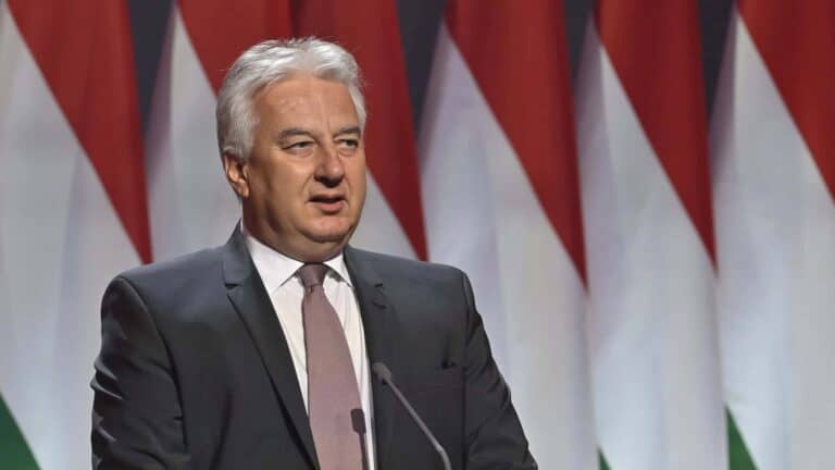 Semjén benyújtotta a 14. havi nyugdíjról szóló javaslatot a parlamentnek