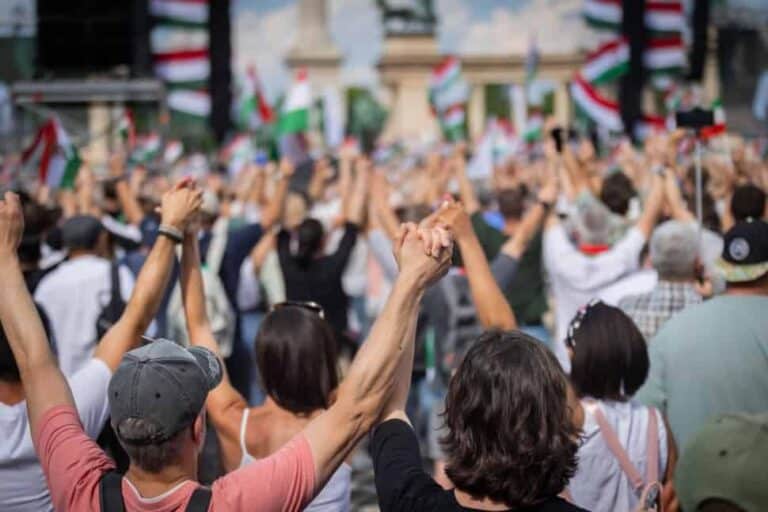 Iránytű: Egyértelmű a kormányváltó hangulat, a biztos választási résztvevők között 42 százalékkal első a Tisza, a 18–29 évesek körében a Fidesz gyengült