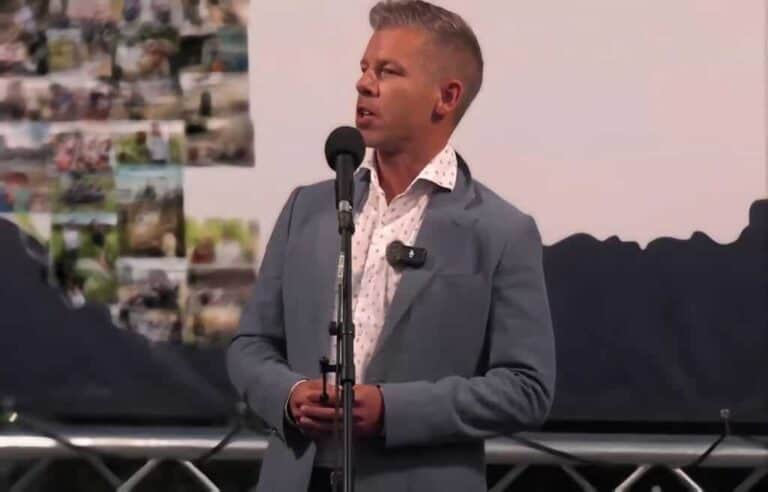 Könnyek, kétségbeesés, emberség: Magyar Péter szívszorító pillanata Szolnokon