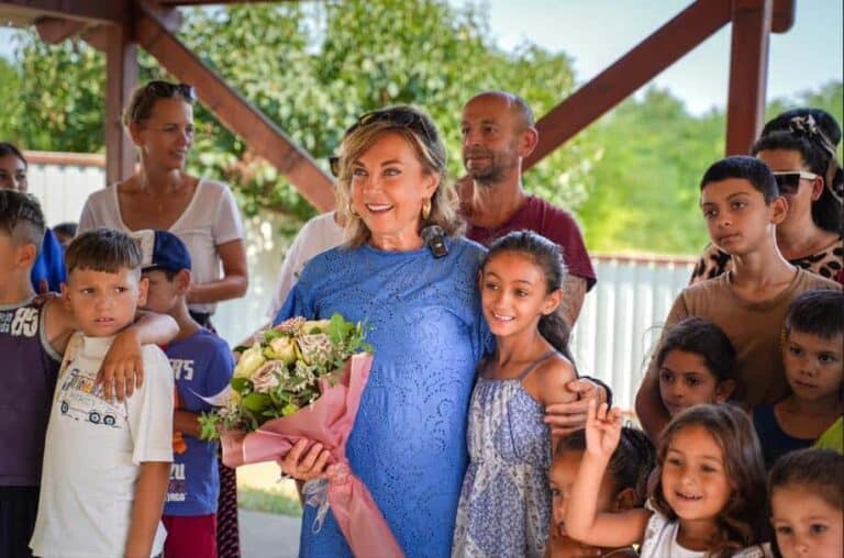 Rost Andrea – a hang, amely hidat épít művészet, nők és közösség között