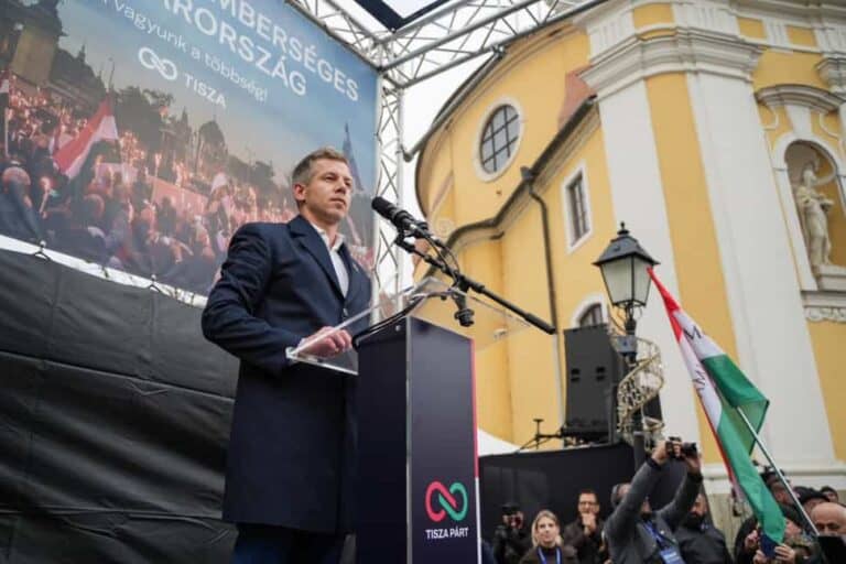 Magyar Péter a kormány lemondását követeli a Szőlő utcai bántalmazásról készült videó megjelenése után