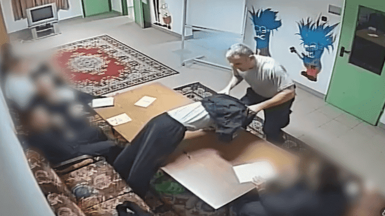 Botrány: A Szőlő utcai intézet megbízott igazgatója kirángatott a padból egy fiatalt, majd rátaposott és belerúgott – VIDEÓ