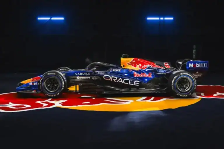 A Red Bull bemutatta Verstappen és Hadjar új Forma–1-es autóját – új dizájn, új motor, új korszak a világbajnokságban