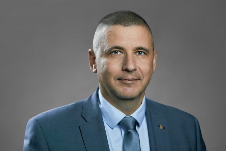 Ruszin-Szendi Romulusz pert nyert Pócs Jánossal szemben – a bíróság jogsértőnek minősítette a politikai gyalázkodást