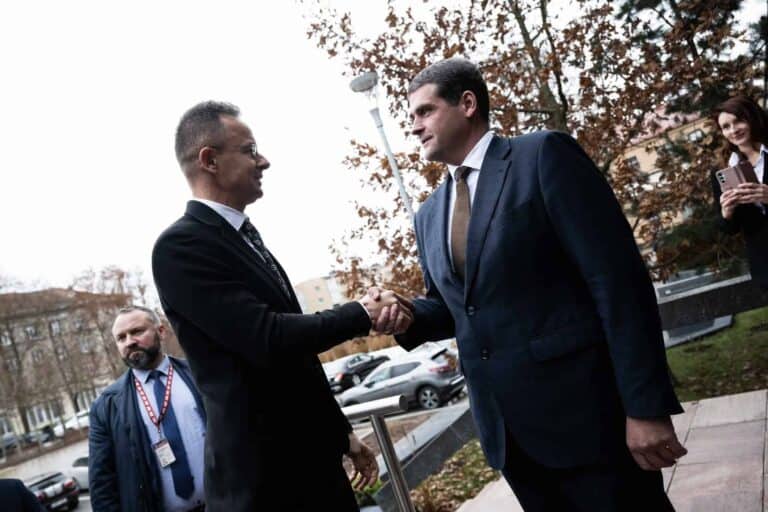 Budapesten tartott közös sajtótájékoztatót Szijjártó és az antiszemita nézeteket valló litván Remigijus Žemaitaitis – súlyos ellentmondások a kormány külpolitikai üzeneteiben