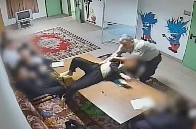 Rács mögött marad Kovács-Buna Károly, a Szőlő utcai gyerekverő megbízott igazgató