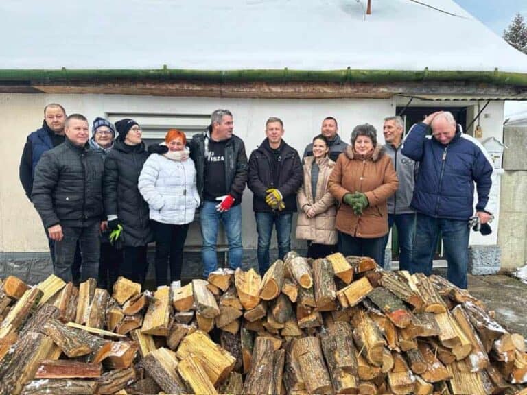 Magyar Péter Szafkó Zoltánnal együtt segített: tűzifát osztottak a rászoruló családoknak Nógrád megyében
