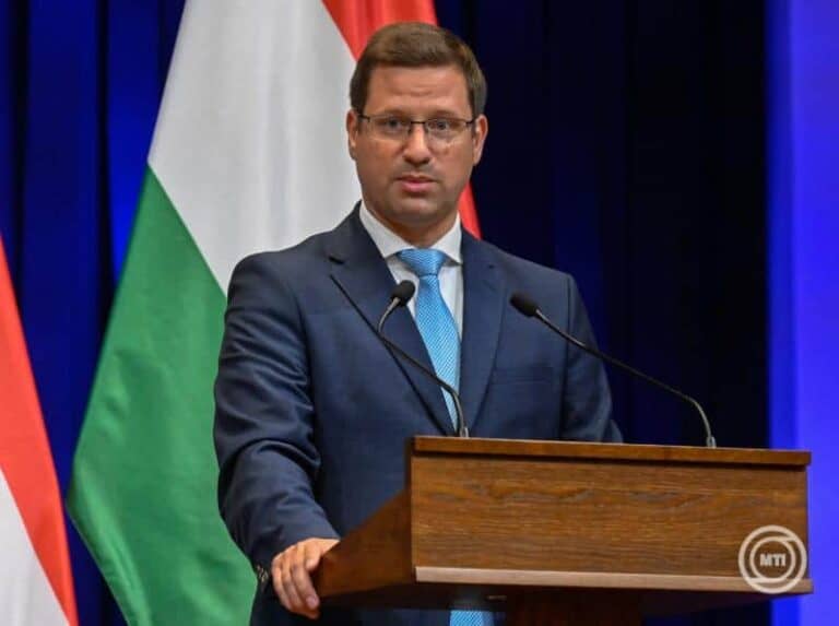 Gulyás Gergely: A kormány több tagjának feltűnt már, hogy a Tisza Párt elnöke elmebeteg – újabb szintet ért el a politikai közbeszéd