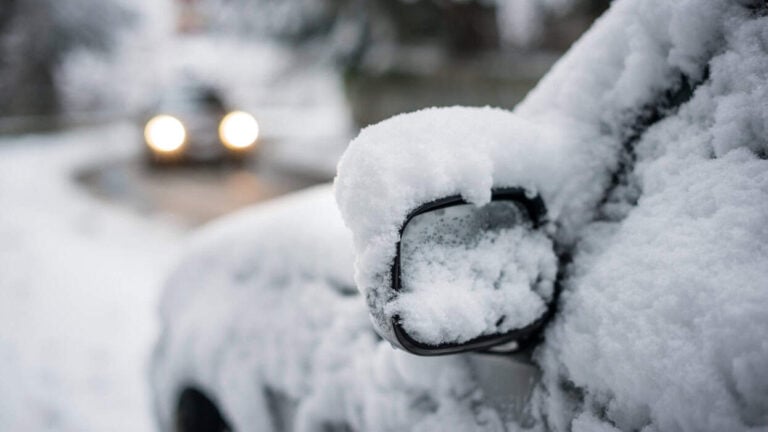 Több településre nem lehet bejutni, járatokat töröltek: megbénította a buszközlekedést az országban a havazás – Utasok ezrei rekedtek a hó fogságában