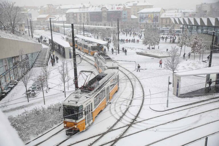 Érkezik a havazás, figyelmeztetést adott ki a Katasztrófavédelem – komoly veszélyeket hozhat a télies fordulat