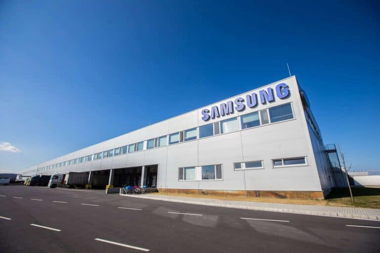 Halálos balesetben volt érintett a Samsung dolgozóit szállító busz: az alkalmazottakat a mentő kiérkezése előtt bevitték a gyárba