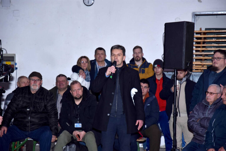 Pusztaszabolcs árnyékában: gyermekvédelmi ügyek, díszpolgári döntések és megválaszolatlan kérdések a városban