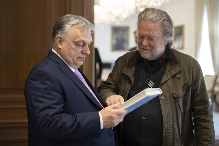 Orbánt is említette egy sms-váltásban Epstein és Steve Bannon, Trump korábbi főtanácsadója – új részletek az amerikai Epstein-aktákból