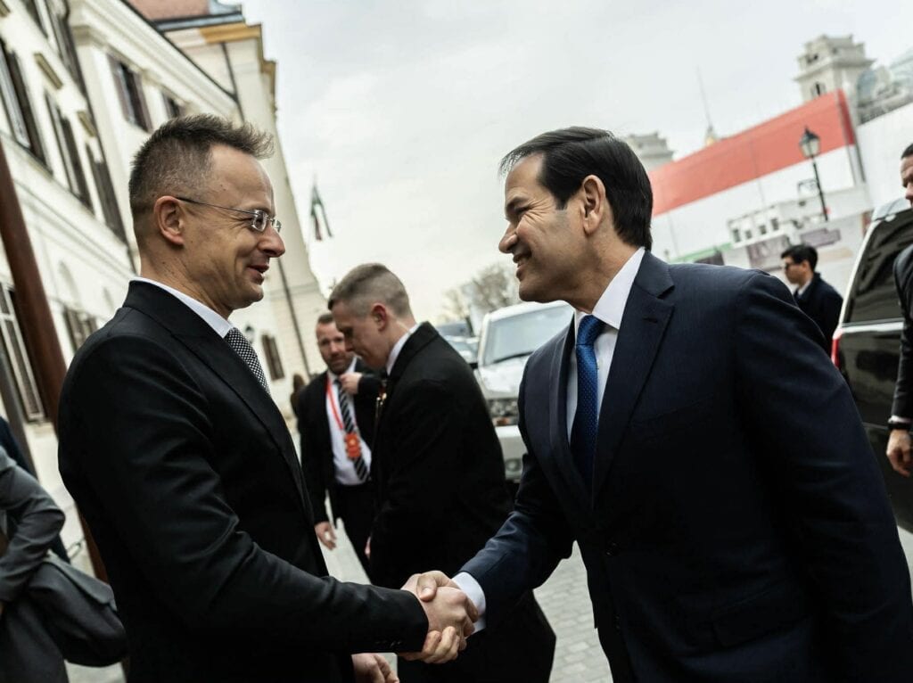 Szijjártó Péter és Marco Rubio kezet fog egymással az utcán.