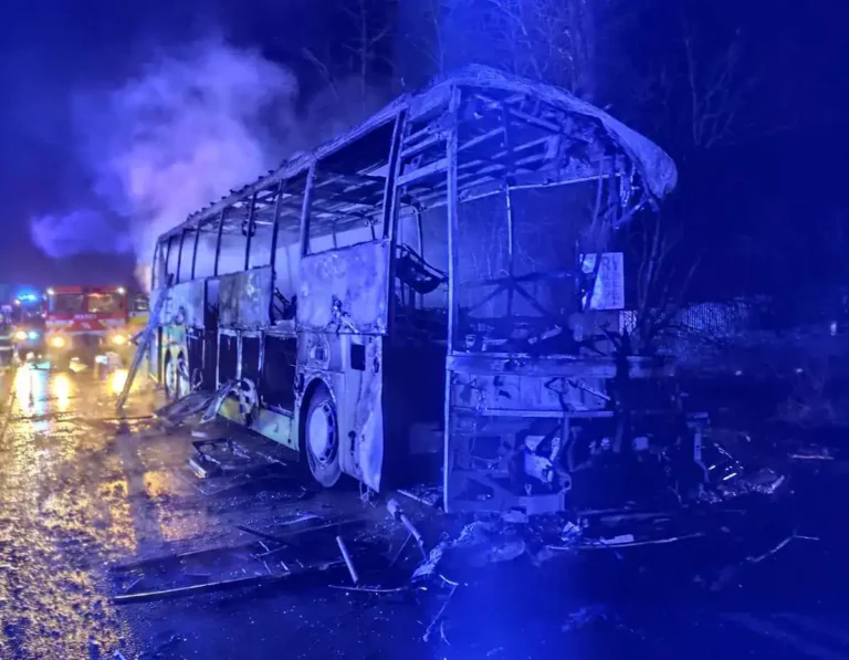 Egy Budapestre tartó busz kamionnal ütközött, a sofőr bennégett a járműben