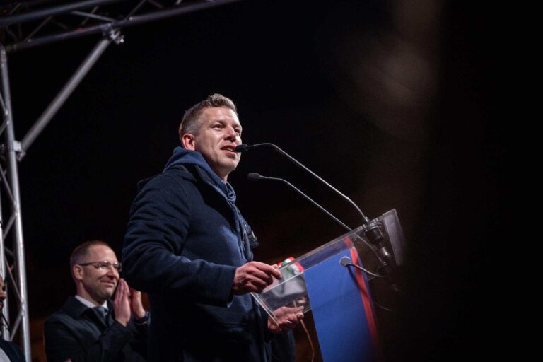 Magyar Péter: Kiparancsolták a zárt csarnokokból Orbán Viktort az orosz kampánytanácsadók