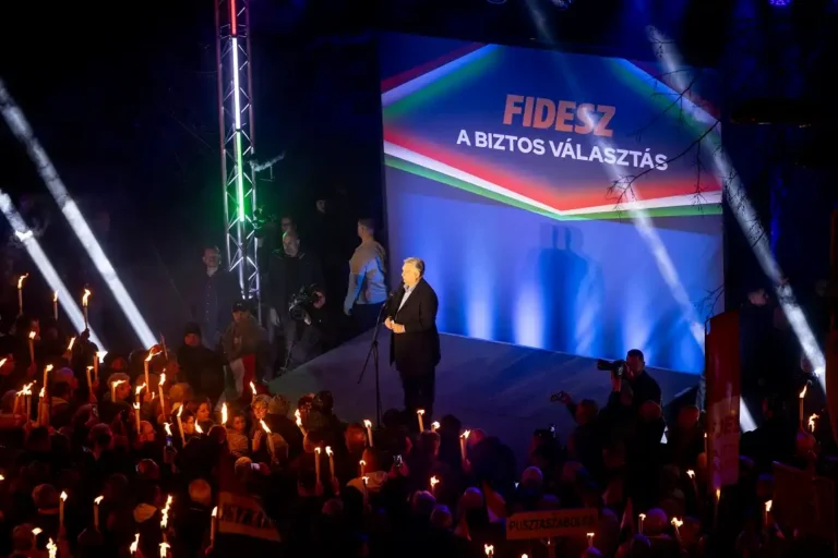 Orbán Viktor Dunaújvárosban: Ukrajna, Ukrajna, háború, háború – feszültség, kampány és ellentüntetések árnyékában zajlott a fórum