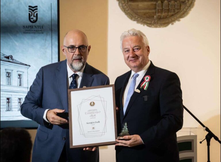 Az RMDSZ kitüntette Semjén Zsoltot Kolozsváron, beszédében az Erdélybe érkező támogatásokról beszélt