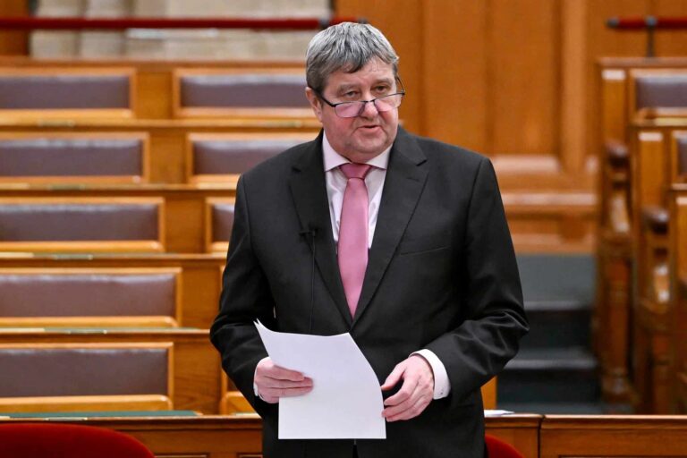 Nyolcperces pusztító jelenetet tanult be Tállai András arról, hogy bakterként várja Magyar Pétert