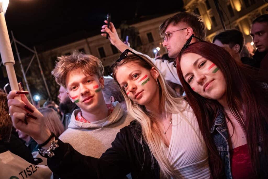 Az eseményen fiatalok ezrei gyűltek össze a Széchenyi téren.
